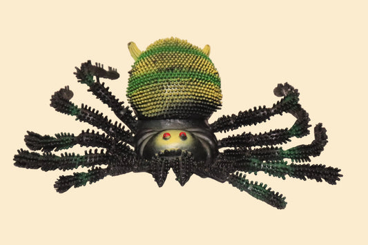 Grote Griezelige Speelgoedspin – Zwart met Groen-Geel Achterlijf, 22 cm