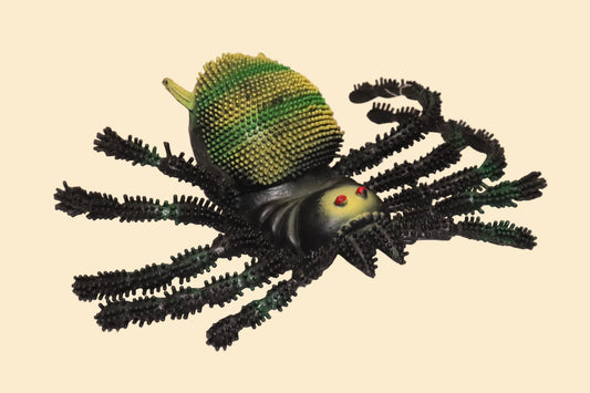 Grote Griezelige Speelgoedspin – Zwart met Groen-Geel Achterlijf, 22 cm