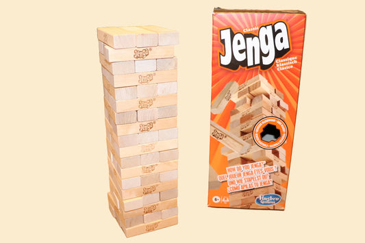 Jenga Classic van Hasbro Gaming uitgestald met de speldoos en opgebouwde houten toren