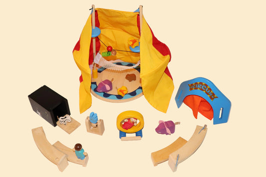 Uitgestalde inhoud van het PlanToys Wooden Circus Playset 6110 met houten circusfiguren en accessoires